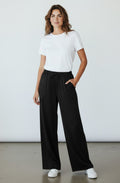 Satinly satijnen wide-leg broek zwart - model vooraanzicht studio