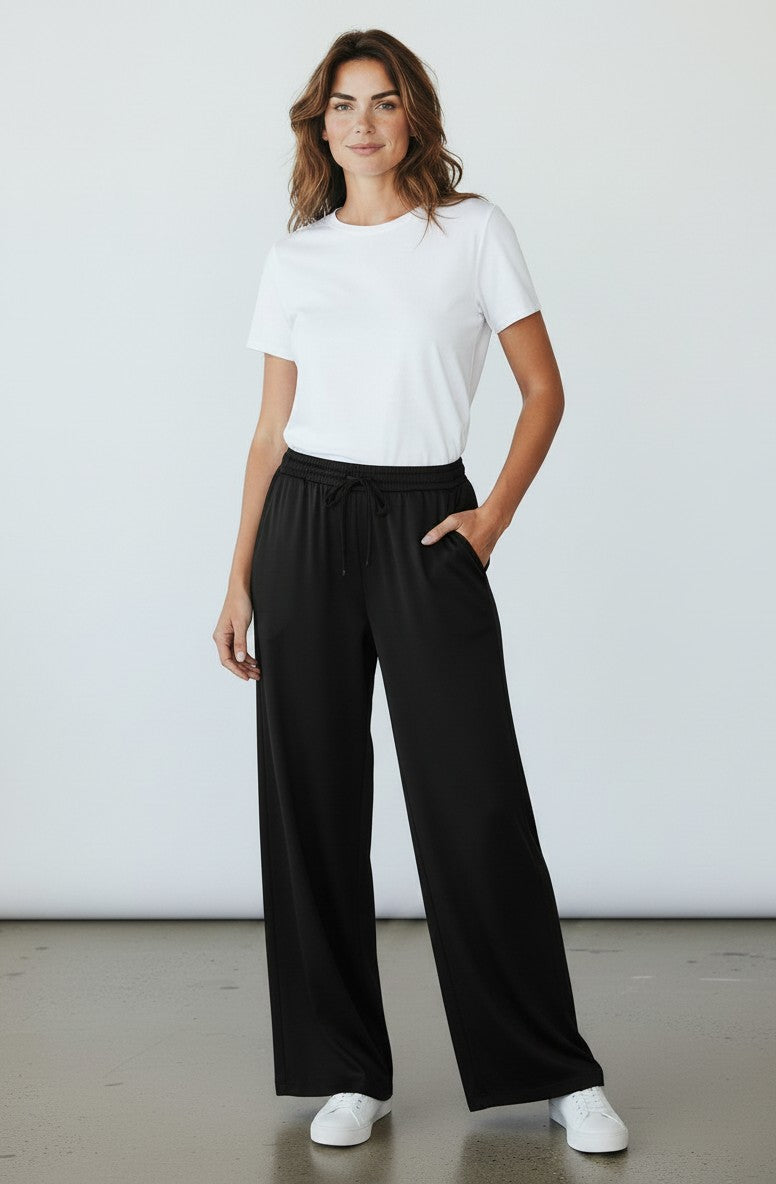 Satinly satijnen wide-leg broek zwart - model vooraanzicht studio